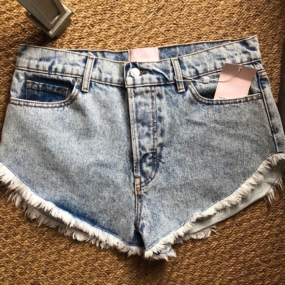 REVICE Side Chick / Bowie Wash Jean shorts - Picture 4 of 5